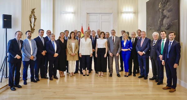 La presidenta de la Comunidad de Madrid recibe a los presidentes del IEF y de las AATT