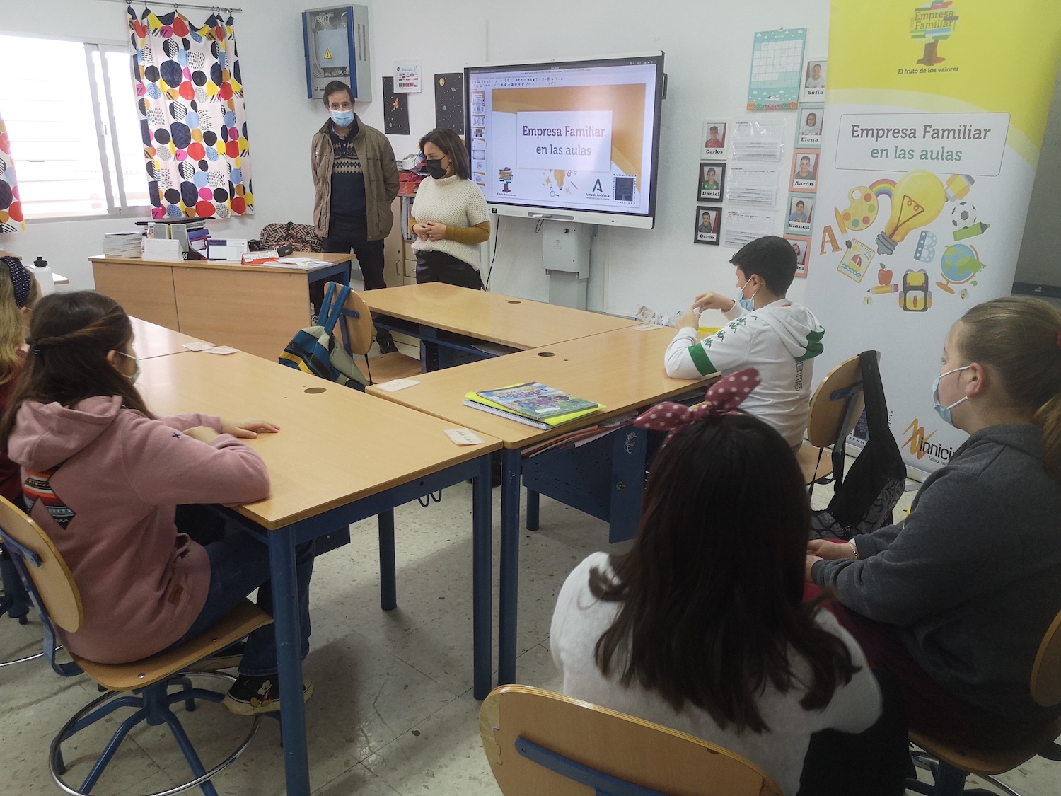 La familia Castaño (Jamones Tartessos) desvela los secretos de su larga trayectoria emprendedora a los alumnos onubenses