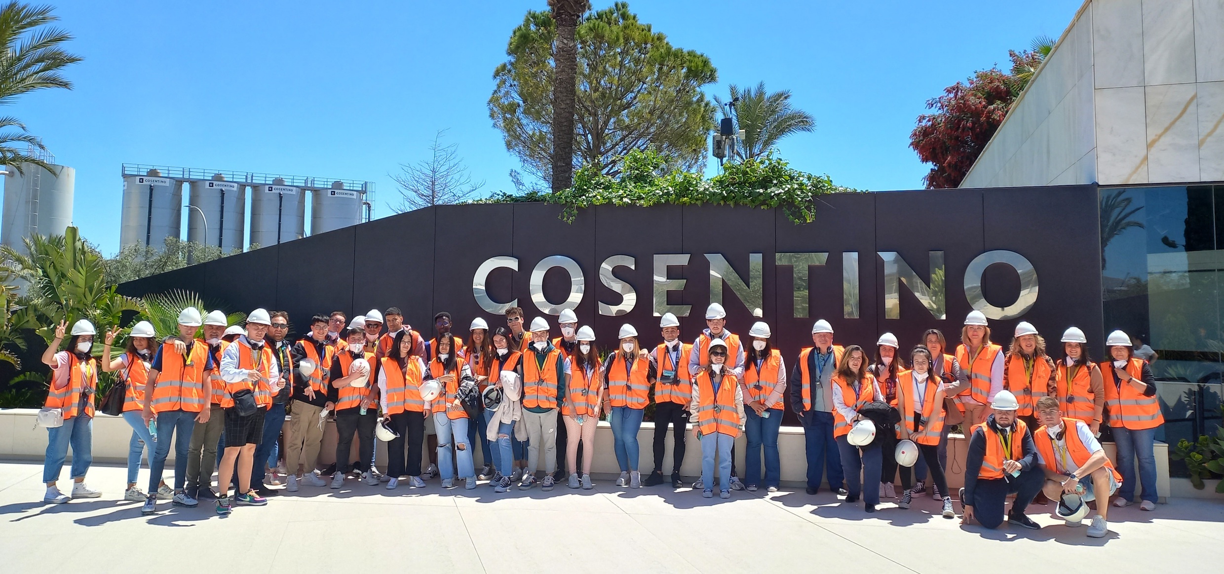 “Empresa familiar en las aulas”: Grupo Cosentino abre sus puertas a medio centenar de estudiantes de Almería
