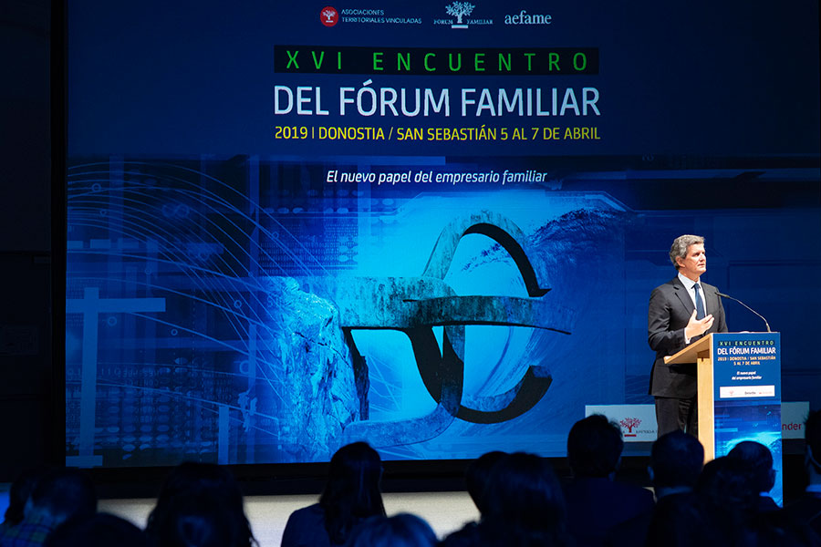 Los jóvenes llevan a debate el papel de la empresa familiar